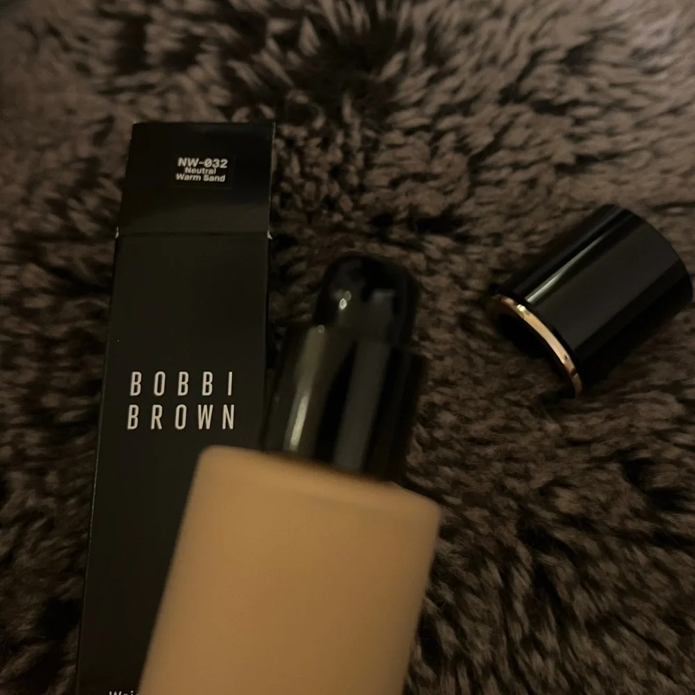 Bobbi Brown Weightless Skin Oil-Controlling Foundation SPF 15 NW-032